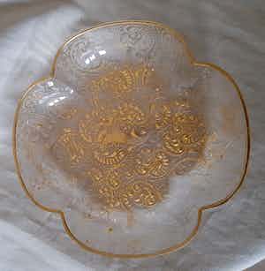 Niet of onleesbaar gesigneerd - Antiek schaal gegraveerd met goud verkocht voor € 1!