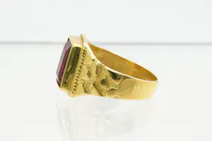 1- Mooi bewerkte 18 krt geel gouden ring met gefacetteerde  rode kleursteen kopen? Bied vanaf 290!