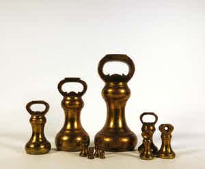 Niet of onleesbaar gesigneerd - Set van tien bronzen gewichten verkocht voor € 1!