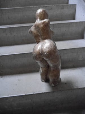 Niet of onleesbaar gesigneerd - dikke vrouw....beeld kopen? Bied vanaf 10!