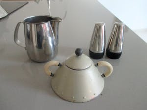 Alessi - Een peper en zoutvaatje, een melk-kannetje en een suikerpotje van Alessi kopen? Bied vanaf 12!