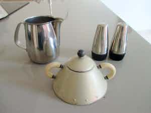 Alessi - Een peper en zoutvaatje, een melk-kannetje en een suikerpotje van Alessi verkocht voor € 12!