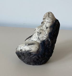 Niet of onleesbaar gesigneerd - Raku aardewerken vrouwfiguur kopen? Bied vanaf 1!