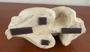 Niet of onleesbaar gesigneerd - Betongipsen beeld van een knielende vrouw - gesigneerd kopen? Bied vanaf 1!