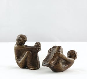 Brons (Onbekend) - Twee bronzen spelende kinderen kopen? Bied vanaf 1!