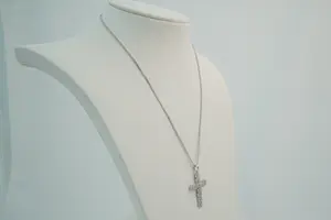 87 - Fijn 14 krt. witgouden collier en een 18 krt. diamanten kruis hanger kopen? Bied vanaf 800!