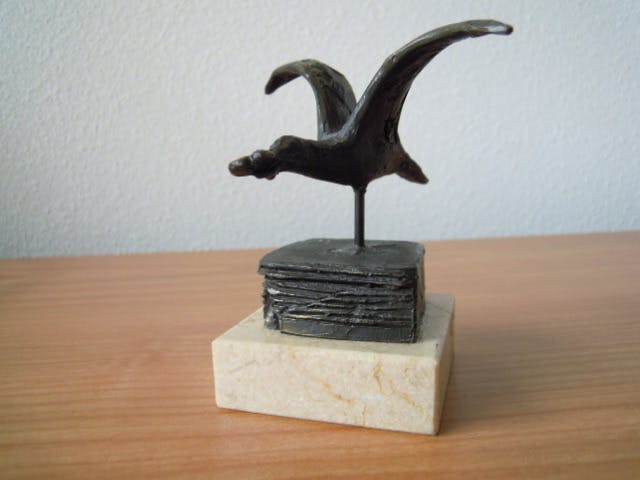 Bernadette Leijdekkers - Bronzen/verbronst beeldje van een vogel met klavertje vier in zijn bek kopen? Bied vanaf 35!