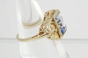 35 - Charmante jaren 60 ring met licht-blauwe Spinel in opengewerkte zetting kopen? Bied vanaf 45!