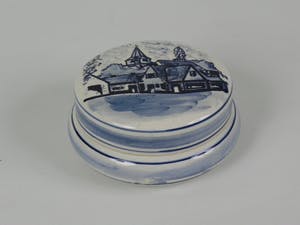 Niet of onleesbaar gesigneerd - Delfts blauw bakje / schaaltje / potje met deksel kopen? Bied vanaf 1!