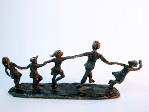 Astrid Veldhuyzen-Koppen - Skulptur von fünf fröhlich tanzenden Kindern, signiert AV im Sockel. kopen? Bied vanaf 25!