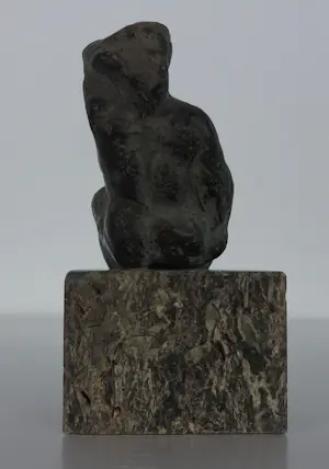 Lia van Vugt - Vrouwelijk brons figuur zittend op steen kopen? Bied vanaf 80!