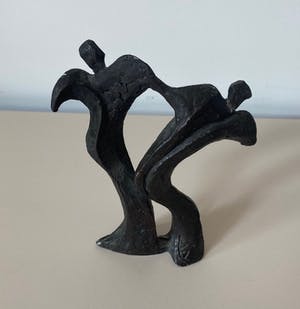 Niet of onleesbaar gesigneerd - Verbronsd abstract beeld van twee dansende of feestende figuren kopen? Bied vanaf 1!