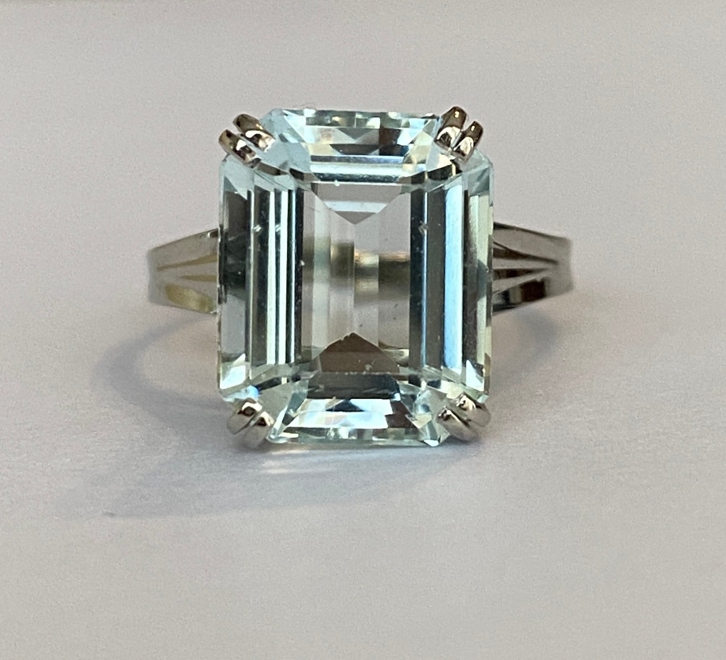 Buy Exclusieve 18 karaat witgouden ring met imposante aquamarijn? Bid from 550!