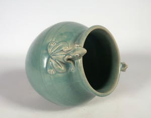 Marijke de Kler-Vermeulen - Aardewerk, Pot met kikkers kopen? Bied vanaf 1!