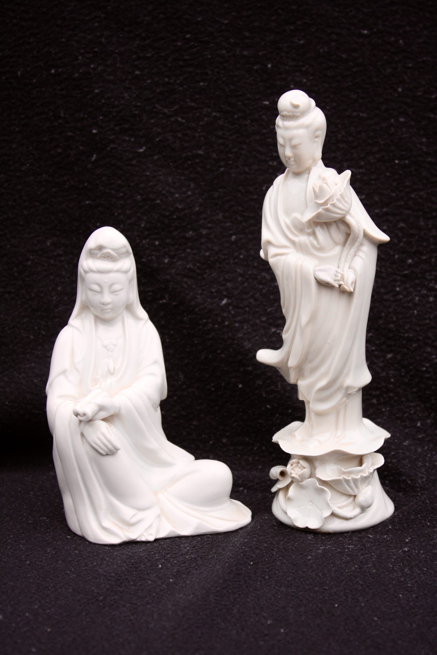 Niet of onleesbaar gesigneerd - Paar Chinese Blanc de Chine Porseleinen Guanyin Kwan Yin Beeldjes Begin 20thC kopen? Bied vanaf 1!