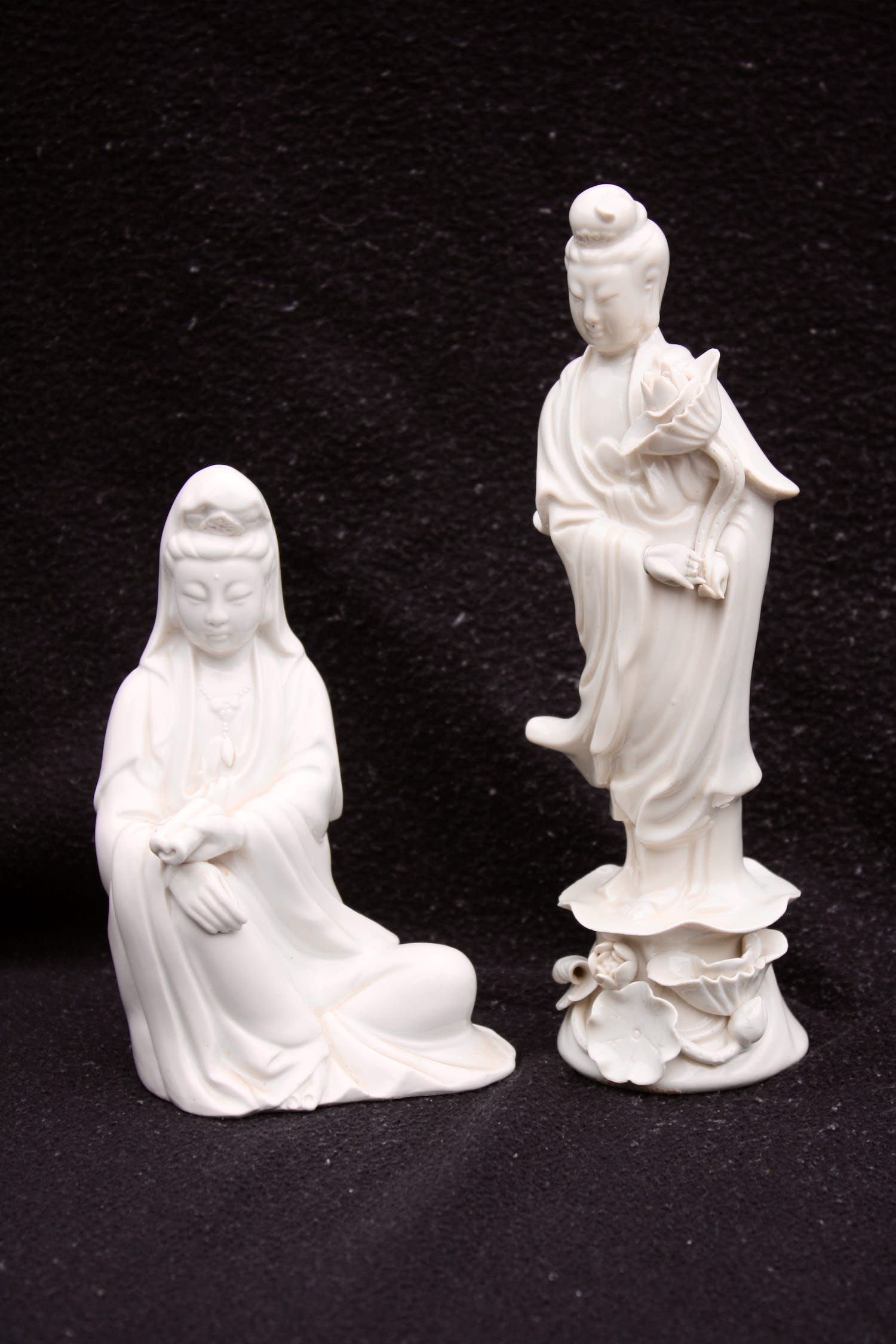 Buy Niet of onleesbaar gesigneerd - Paar Chinese Blanc de Chine Porseleinen Guanyin Kwan Yin Beeldjes Begin 20thC? Bid from 1!