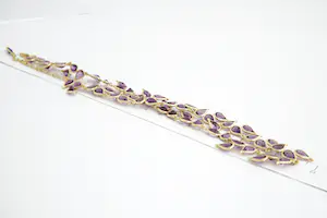 194- Fraai vormgegeven 18 krt gouden "blad / druppel" halssieraad met amethist kopen? Bied vanaf 430!