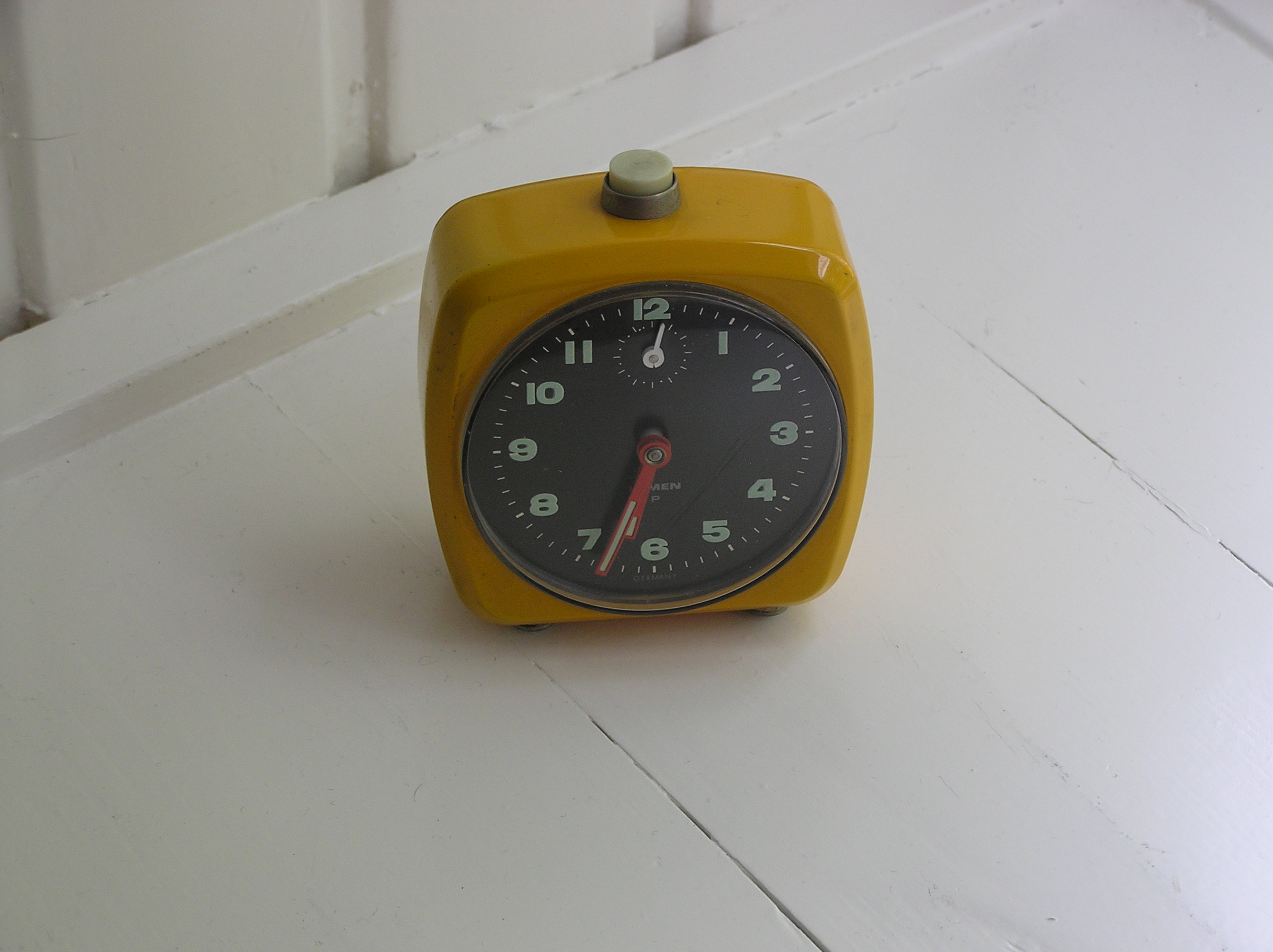 Niet of onleesbaar gesigneerd - Lumen P - Gele metalen vintage wekker kopen? Bied vanaf 1!