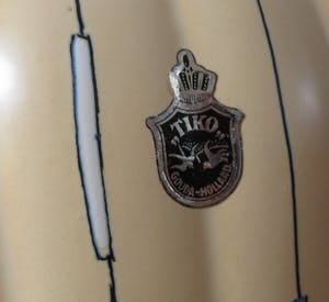 Plateelbakkerij Tiko - Grote eiergele platelen dekselvaas met lineair decor kopen? Bied vanaf 65!