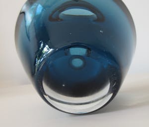 Niet of onleesbaar gesigneerd - Twee dikwandige rookblauwe glazen discus en schoorsteen vaas kopen? Bied vanaf 1!