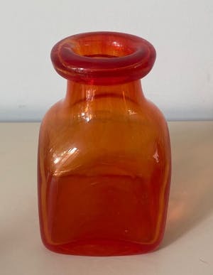Niet of onleesbaar gesigneerd - Vintage Scandinavische oranje-rode glazen flesvaas kopen? Bied vanaf 1!