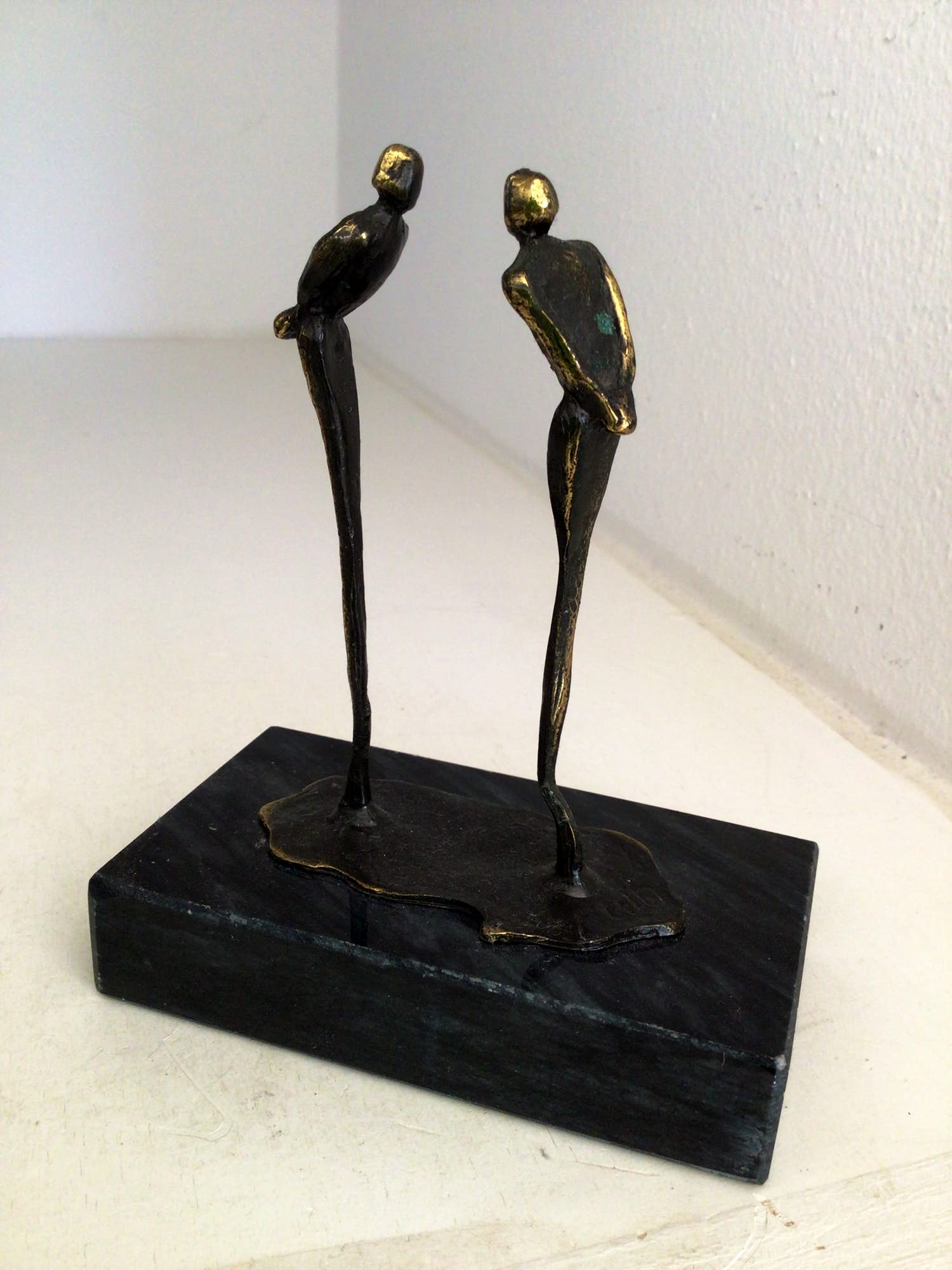 Corry Ammerlaan - Sculptuur “ IN GESPREK “. Gesigneerd kopen? Bied vanaf 1!