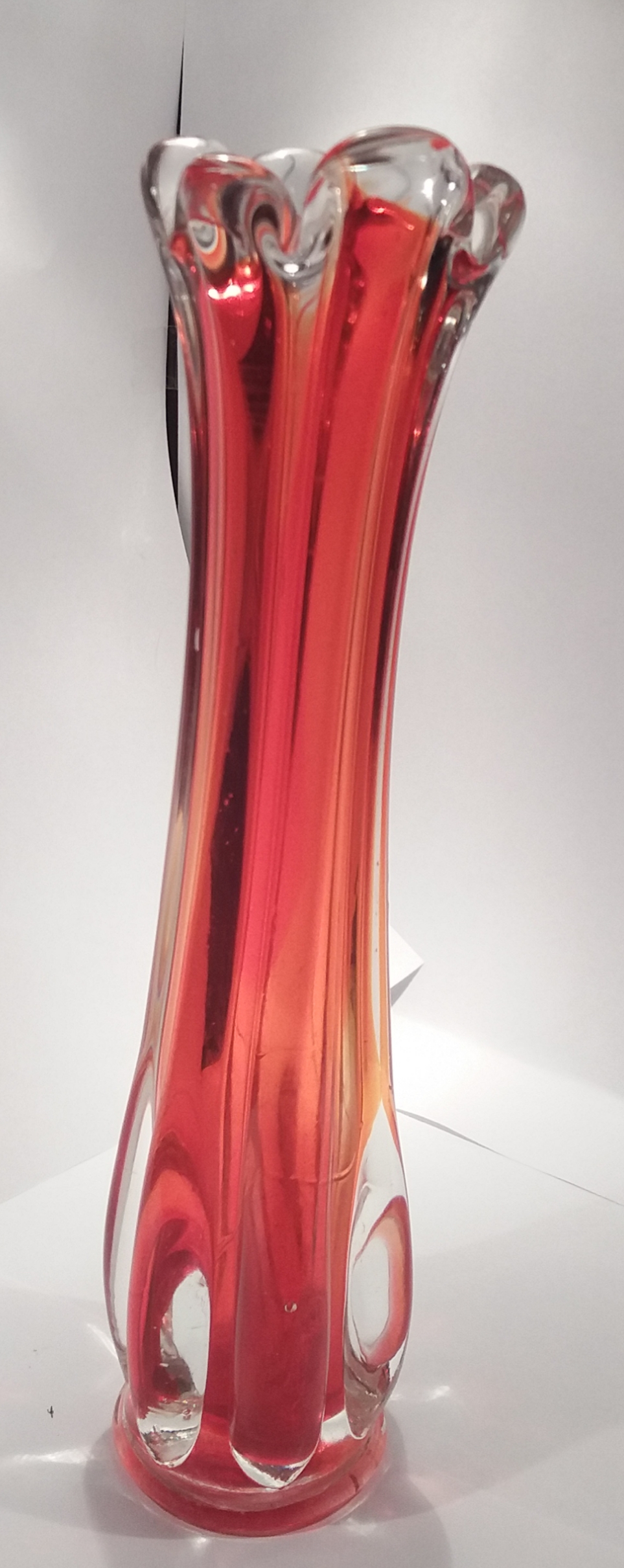 Niet of onleesbaar gesigneerd - Murano vaasje Rood oranje transparant verkocht voor € 1!