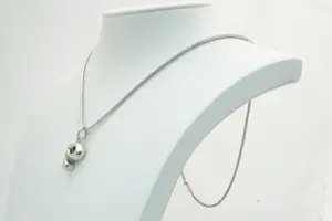 56 - Sierlijk 1e gehalte koord / slangen collier - met massieve letterhanger (P) kopen? Bied vanaf 65!