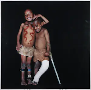 Monique Velzeboer - C-print op dibond, Portret van twee kinderen (voor het Liliane Fonds) kopen? Bied vanaf 150!