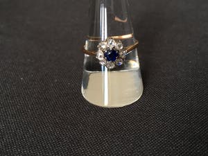 18K Goud - entourage ring met roosdiamant en een saffier kopen? Bied vanaf 225!