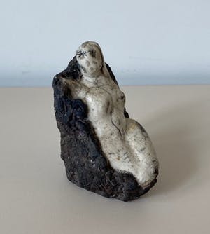 Niet of onleesbaar gesigneerd - Raku aardewerken vrouwfiguur kopen? Bied vanaf 1!