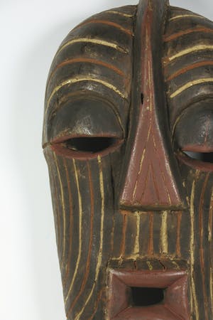 Songye - Houten vrouwelijk Kifwebe masker met wit en rood pigment kopen? Bied vanaf 20!