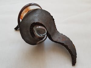 Theo ten Have - "De Krul" (nr. 41) teer glas en ruw ijzer sierlijk gekruld kopen? Bied vanaf 1045!