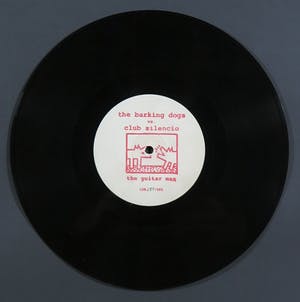 Keith Haring - The Barking Dogs vs. Club Silencio – The Guitar Man - Ingelijst kopen? Bied vanaf 1!