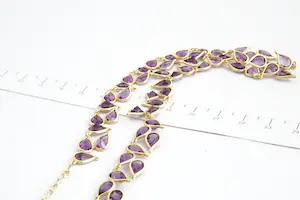 194- Fraai vormgegeven 18 krt gouden "blad / druppel" halssieraad met amethist kopen? Bied vanaf 430!