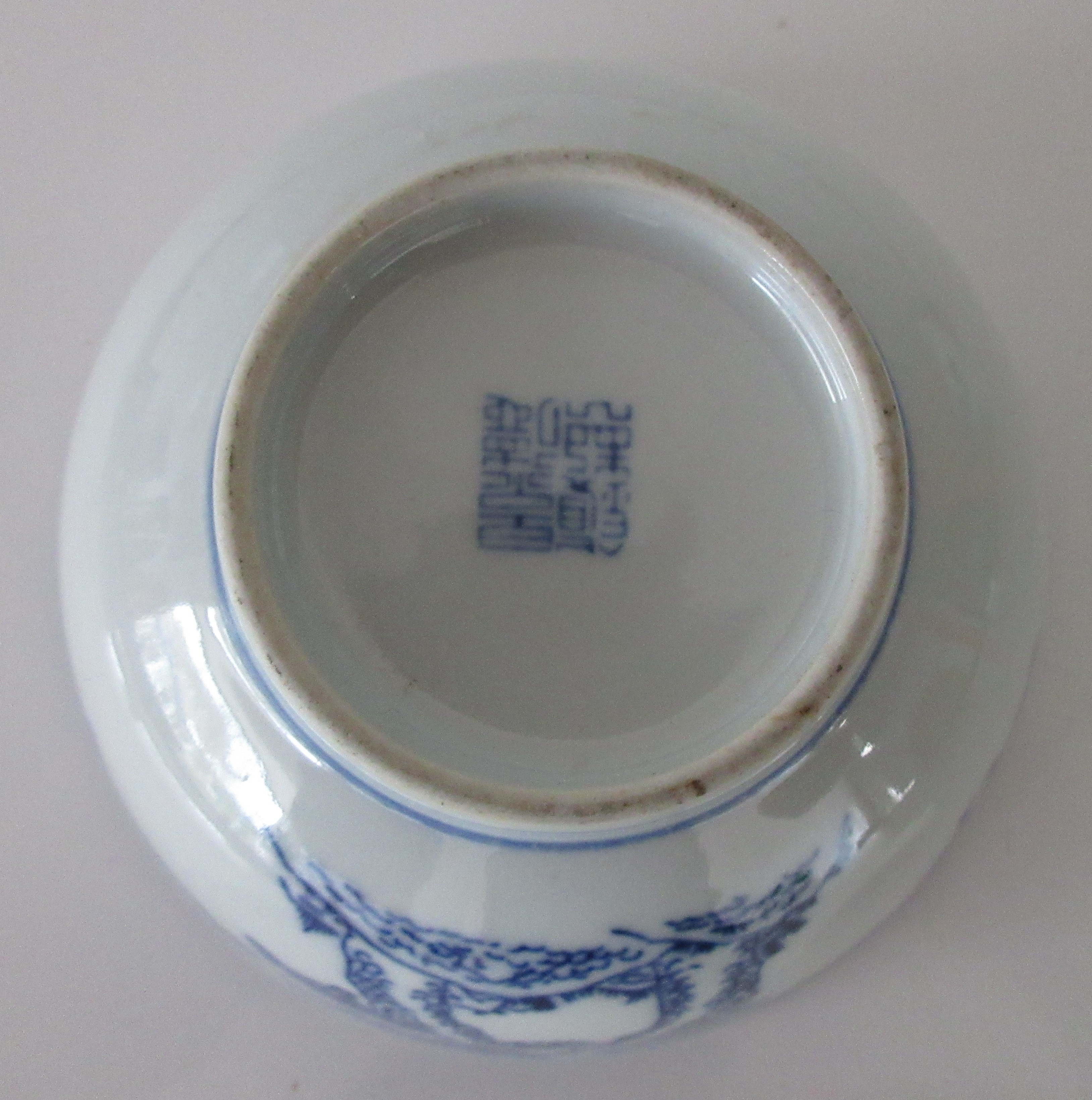 Niet of onleesbaar gesigneerd - Twee Chinese blauw witte porseleinen kommen kopen? Bied vanaf 1!