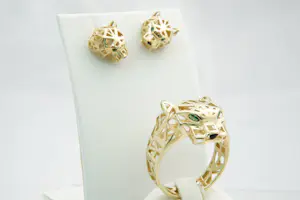80 - Aparte opengewerkte 18krt geelgouden SET van panter ring en oorstekers kopen? Bied vanaf 400!