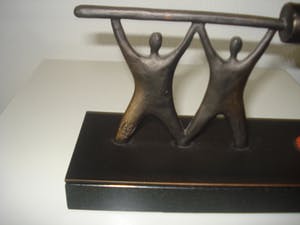 Corry Ammerlaan - Bronzen beeld met kwast en rode verf kopen? Bied vanaf 79!