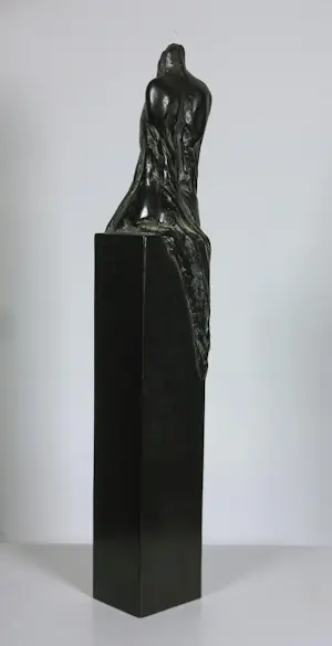 Kiny Copinga - Brons, Vrouw met gedrapeerd kleed over de sokkel kopen? Bied vanaf 500!