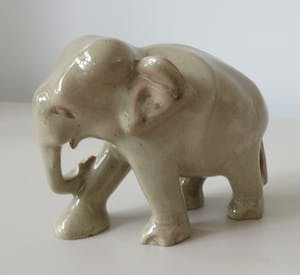 Niet of onleesbaar gesigneerd - Modernistisch aardewerken plastiek van een olifant kopen? Bied vanaf 1!