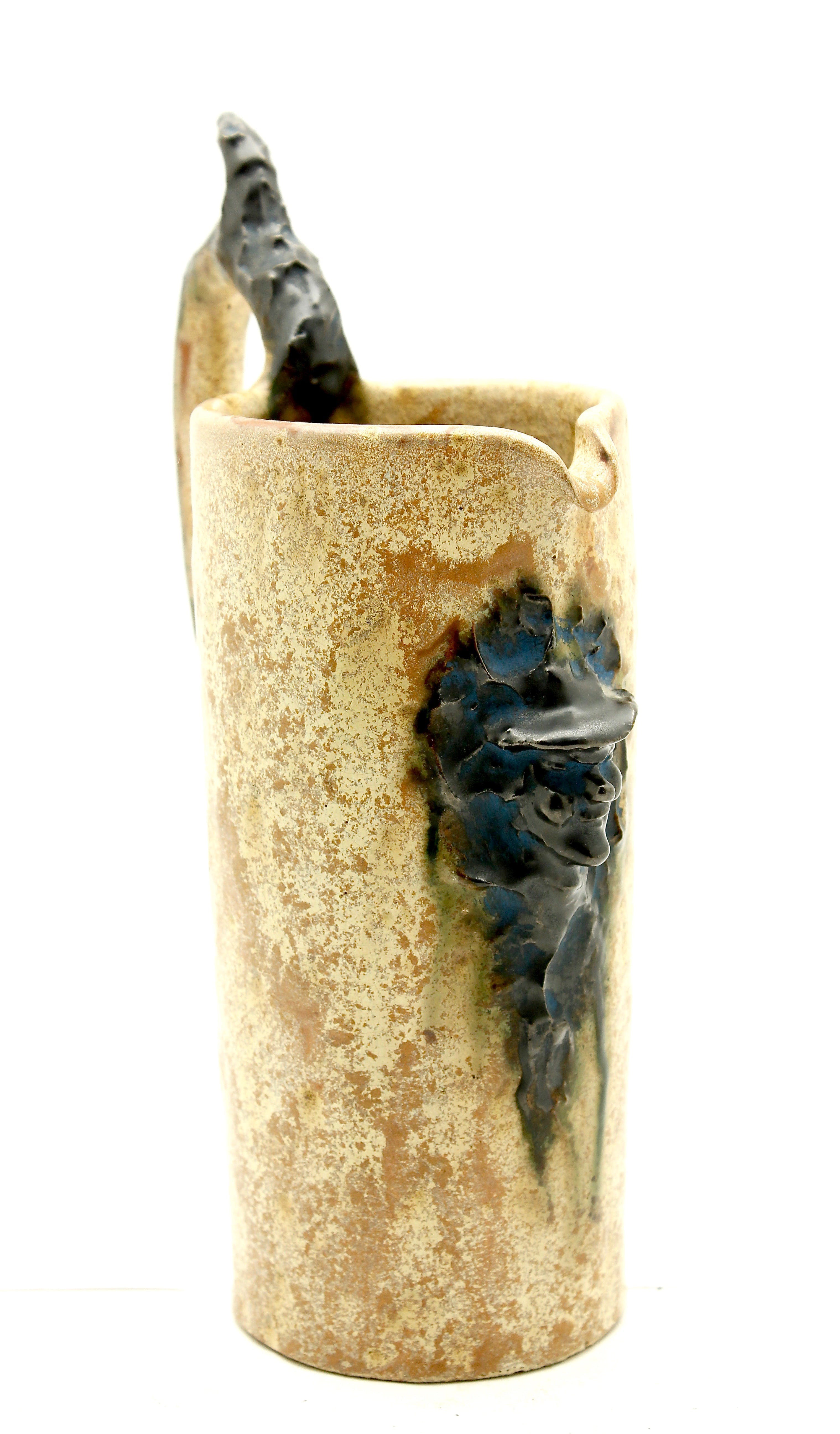 Sylvain Hublet - Art deco karaf met relief decor van een lachende figuur -1930's kopen? Bied vanaf 14!