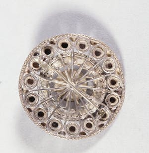 Zilver - 2 zeeuwse grote platte knopen + speldje kopen? Bied vanaf 40!