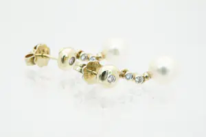 13 - Elegant paar 14krt geel- gouden oorstekers met diamantjes en parels kopen? Bied vanaf 310!