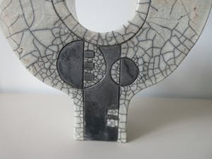 Niet of onleesbaar gesigneerd - XL Raku Keramische Dubbele Kandelaar met Brutalistische decoratie kopen? Bied vanaf 1!