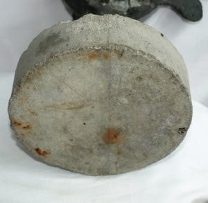 Niet of onleesbaar gesigneerd - Bronzen beeld op betonnen voet , "Autoclaxon" kopen? Bied vanaf 1!