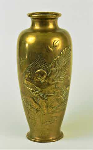 Grote koperen vaas met afbeelding arend vangt reiger verkocht voor € 1!