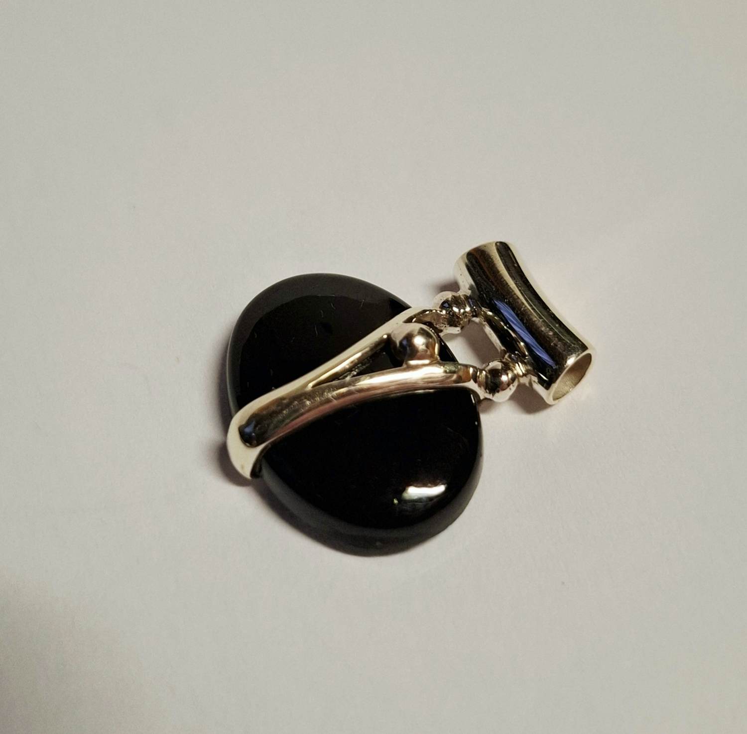 Zilveren design hanger met  mooie cabochon geslepen zwarte onyx steen kopen? Bied vanaf 50!