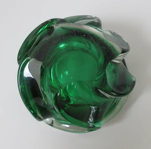 Josef Hospodka - Dikwandige smaragd groene getordeerde asbak uitvoering Chribska Sklo kopen? Bied vanaf 10!