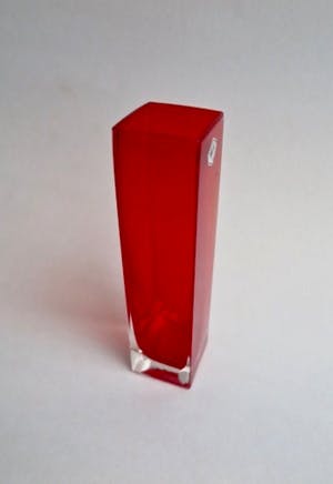 Niet of onleesbaar gesigneerd - Rood glazen vaasje in modern design kopen? Bied vanaf 1!