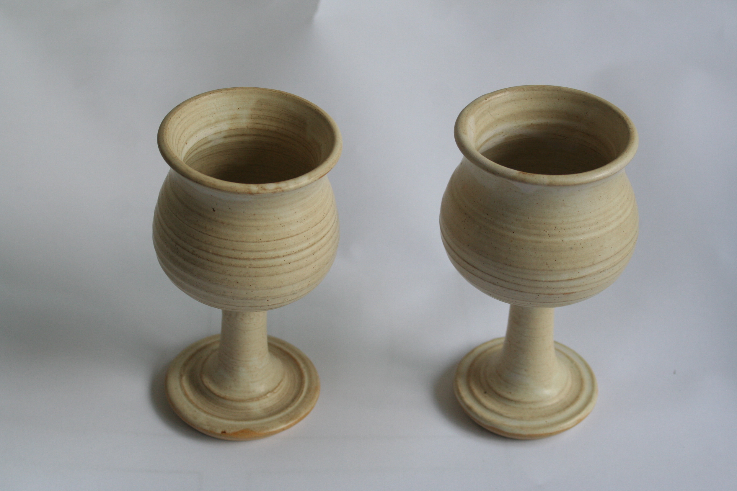 Niet of onleesbaar gesigneerd - 2 aardewerk bekers - Aherla stoneware handmade Eire kopen? Bied vanaf 1!